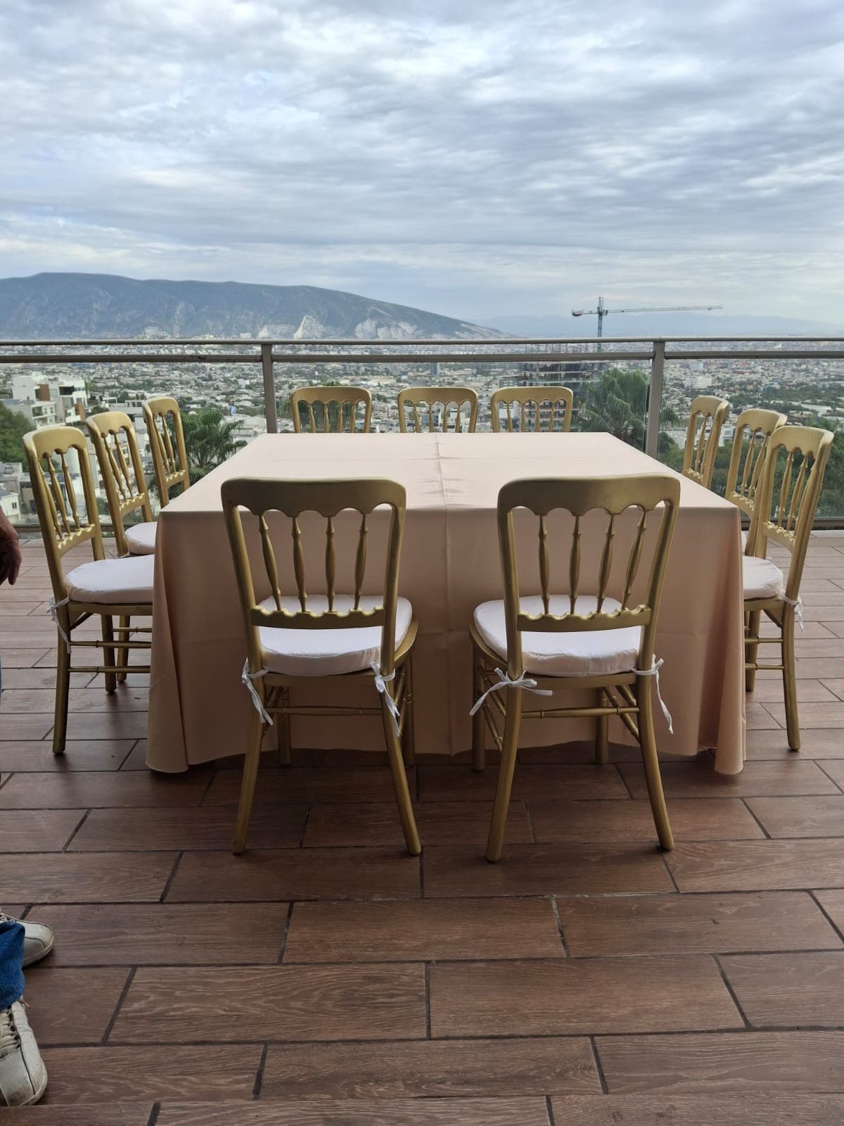 Montaje de mobiliario para evento en Monterrey — MTY Eventos
