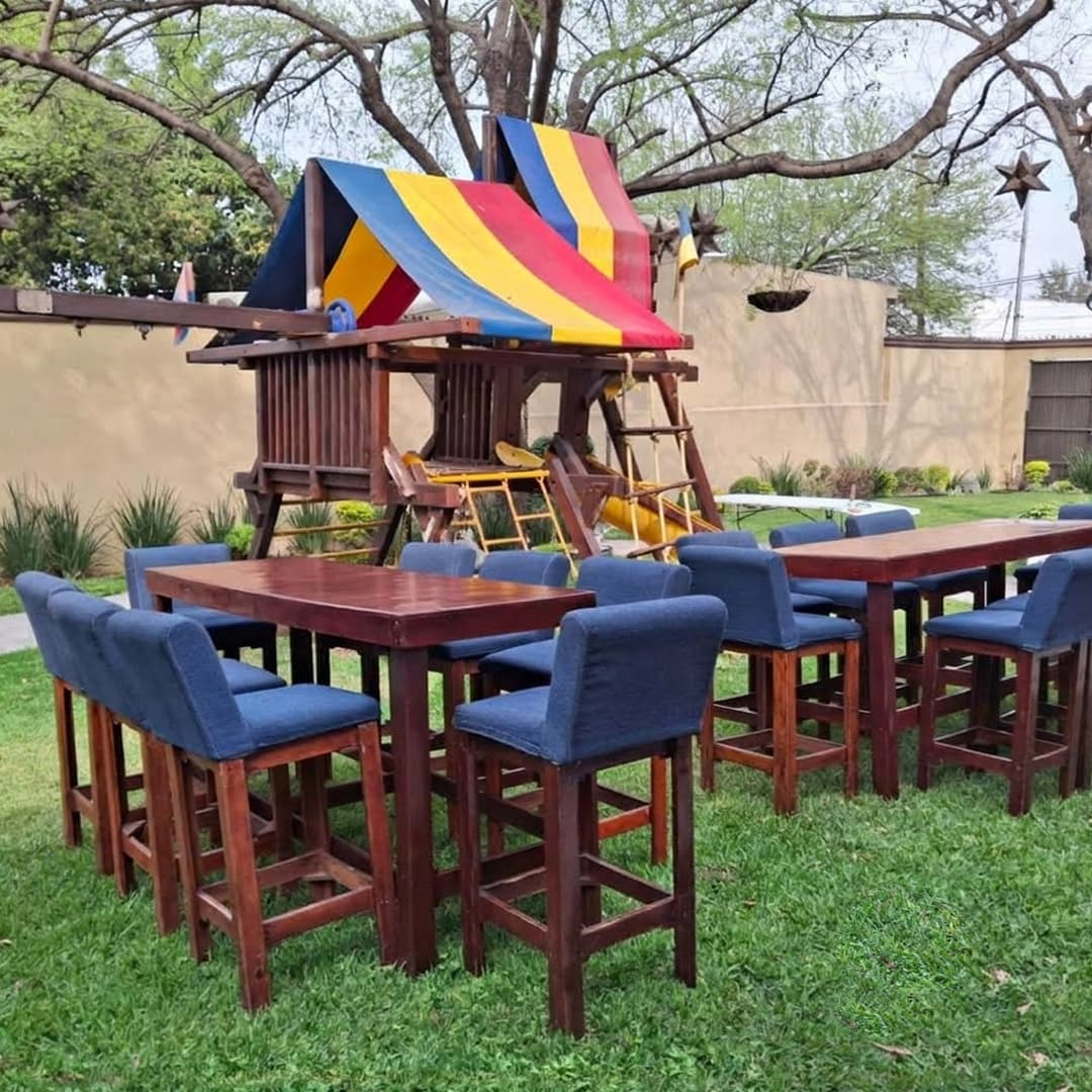 Mesa Alta Rectangular de Madera Nogal con bancos renta en Monterrey
