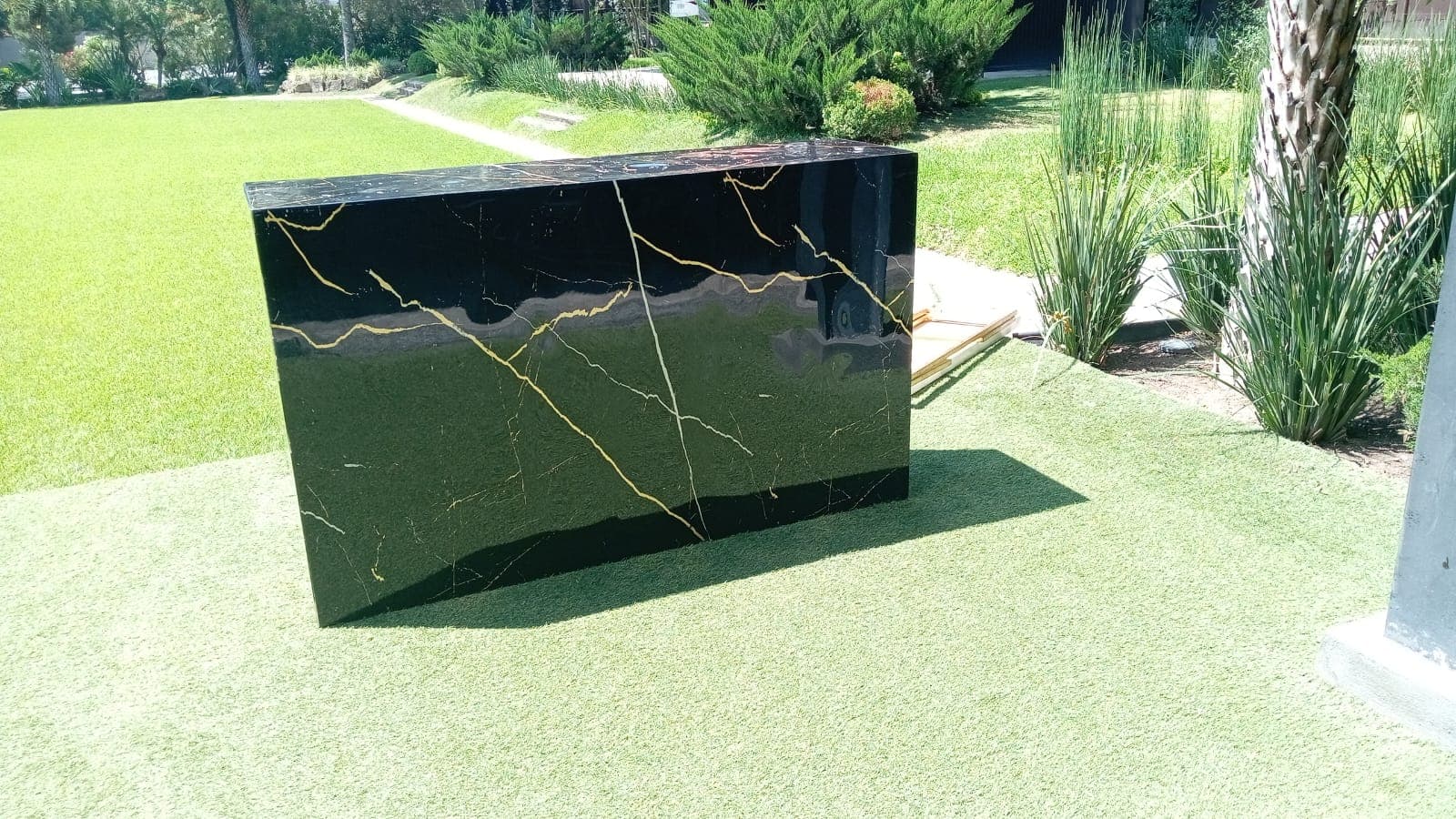 Mesas de madera con sillas para evento corporativo en Monterrey — MTY Eventos