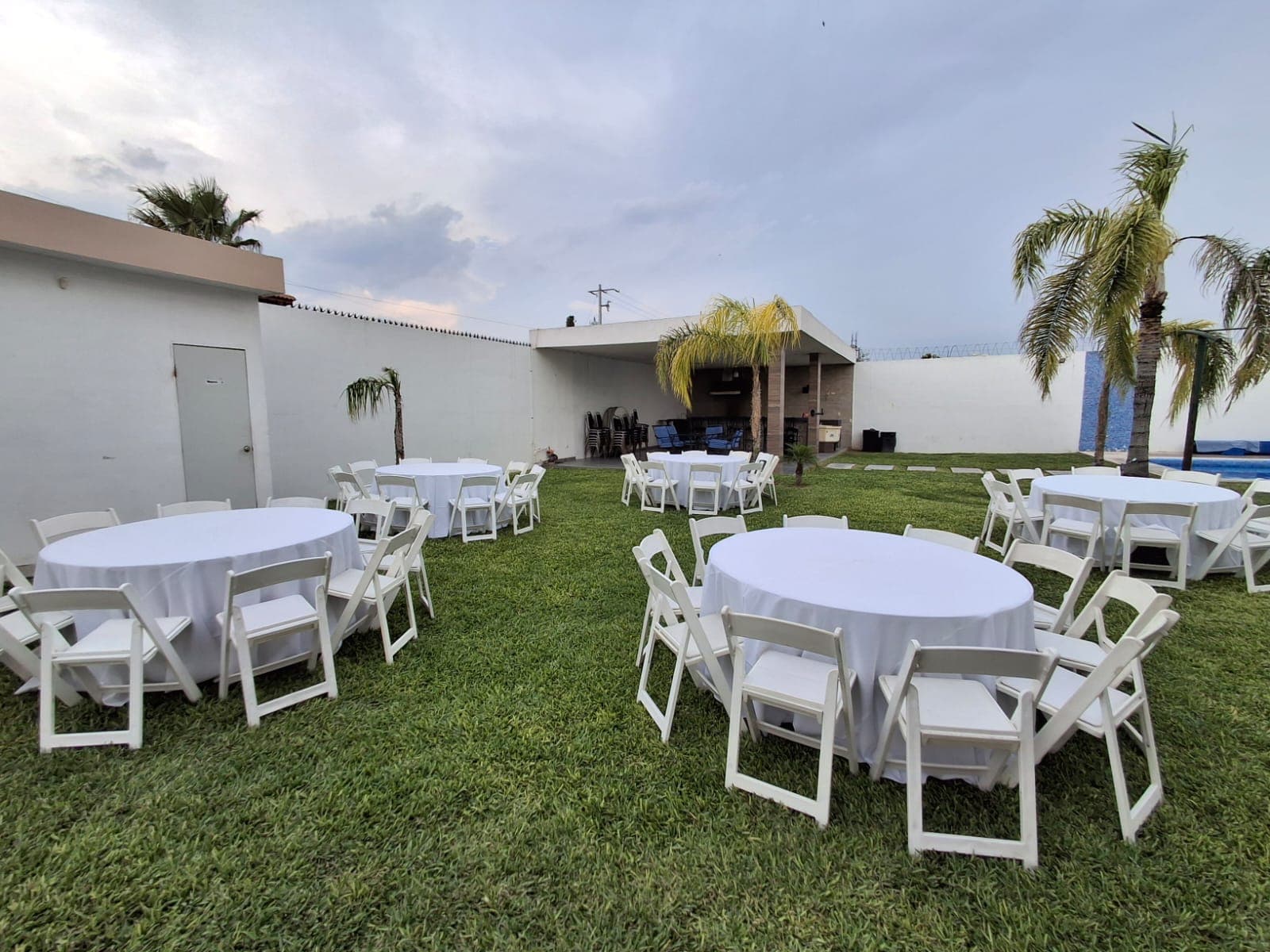 Renta de sillas y mesas para posada en Monterrey — MTY Eventos