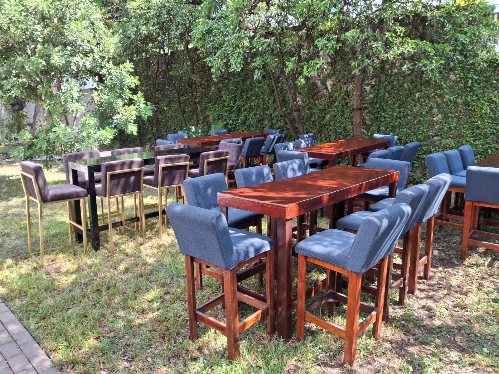 Mesas y sillas para evento familiar en Monterrey — MTY Eventos