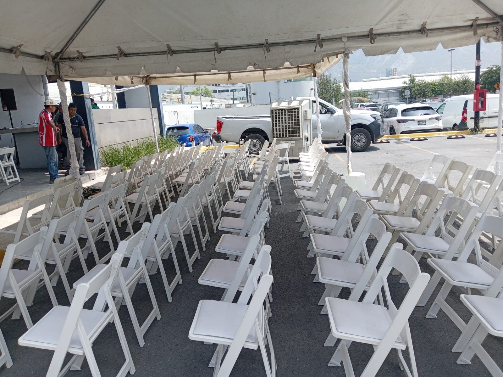 Montaje de mesas redondas para cena de gala en Monterrey — MTY Eventos