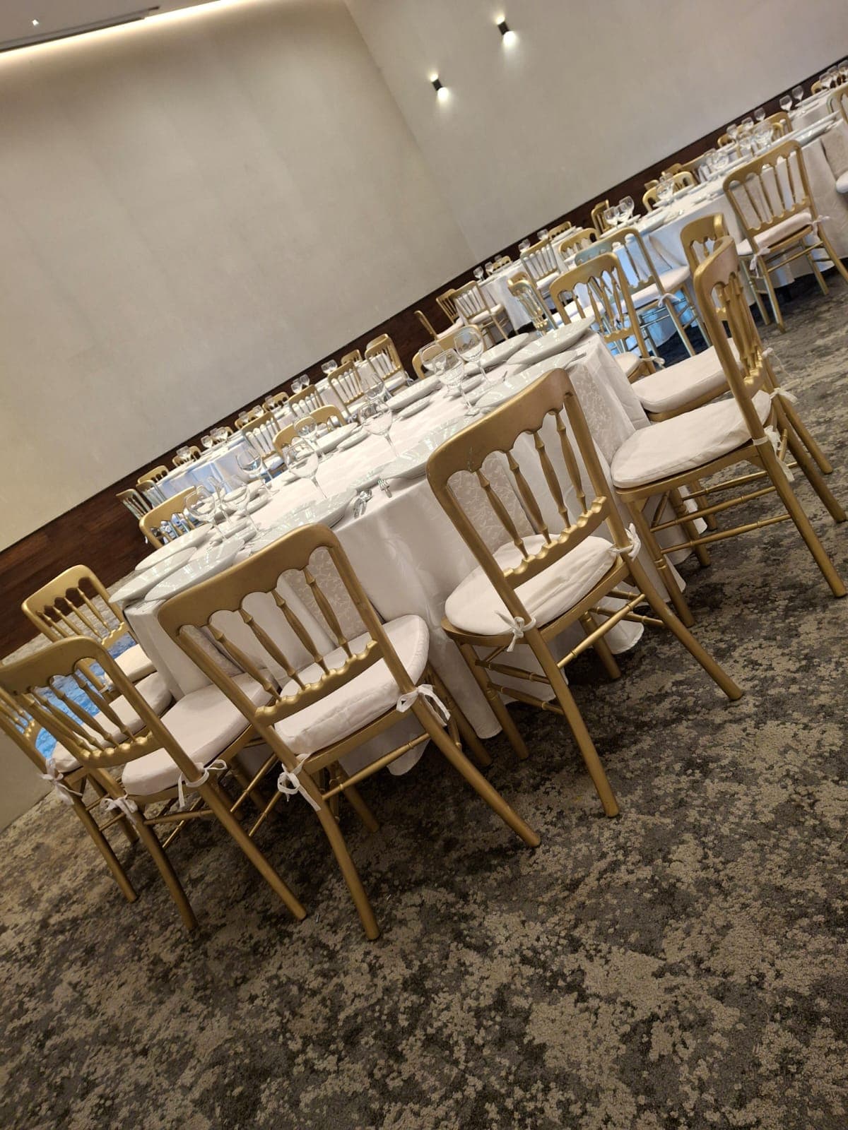Zona lounge con sofás para evento corporativo en Monterrey — MTY Eventos