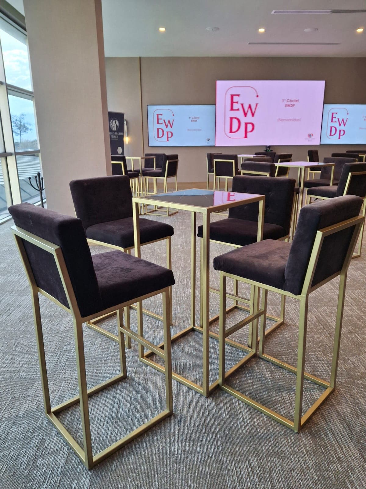 Decoración de mesas con bases y floreros en Monterrey — MTY Eventos