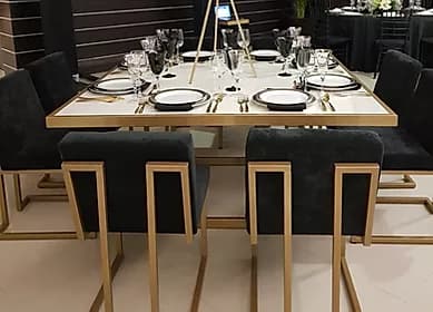 Mesa baja cuadada de marmol blanco con sillas griegas renta en Monterrey