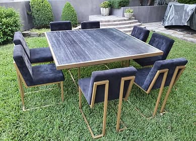 Mesa baja de marmol negro con sillas griegas renta en Monterrey