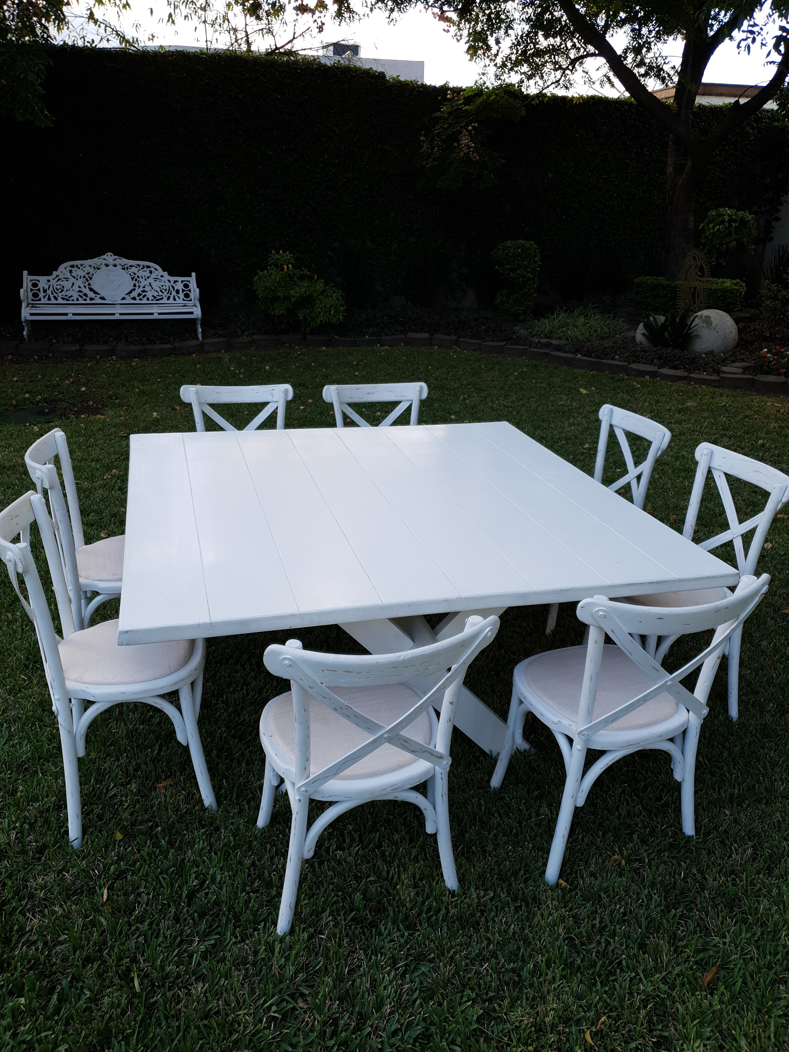 Mesa de madera con sillas crossback blancas renta en Monterrey