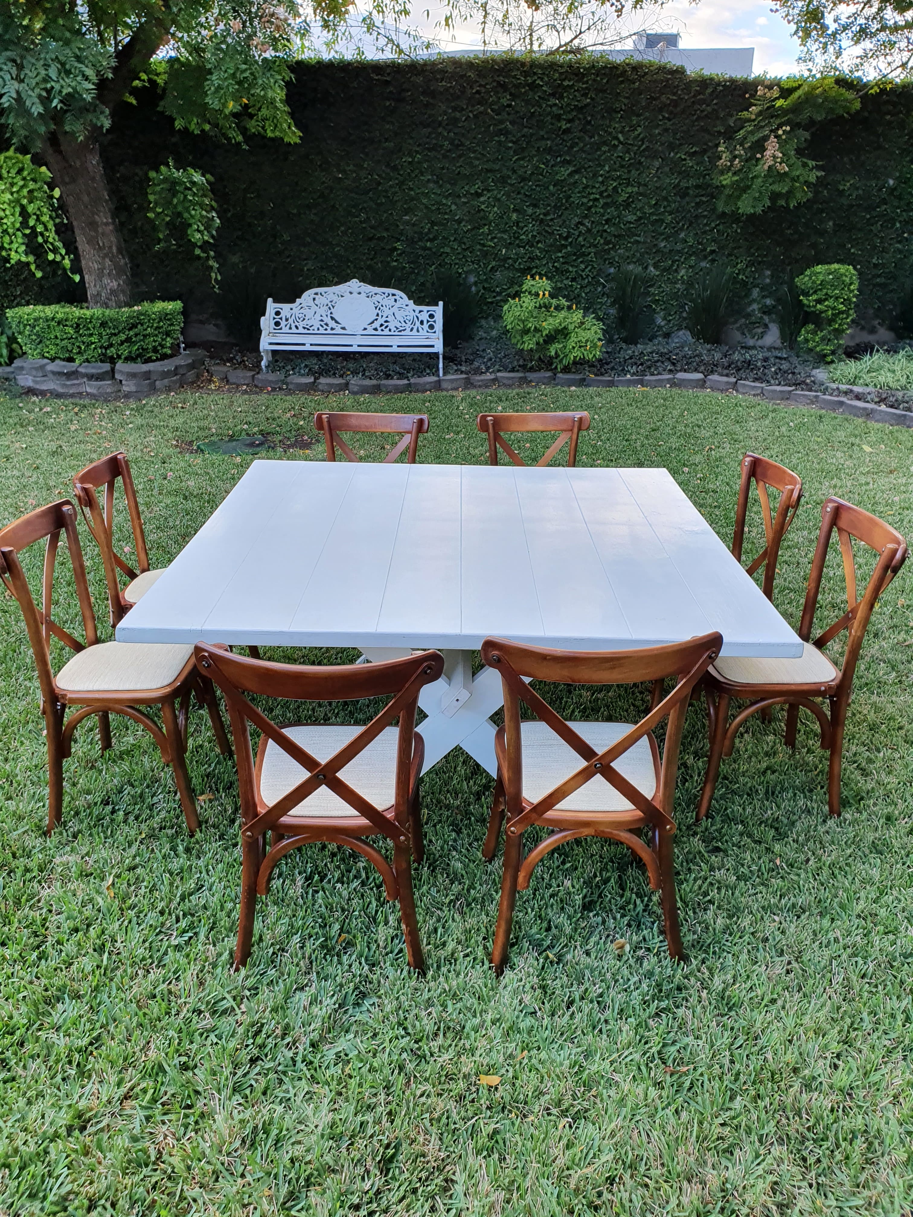 Mesa de madera cuadrada con silla crossback nogal renta en Monterrey
