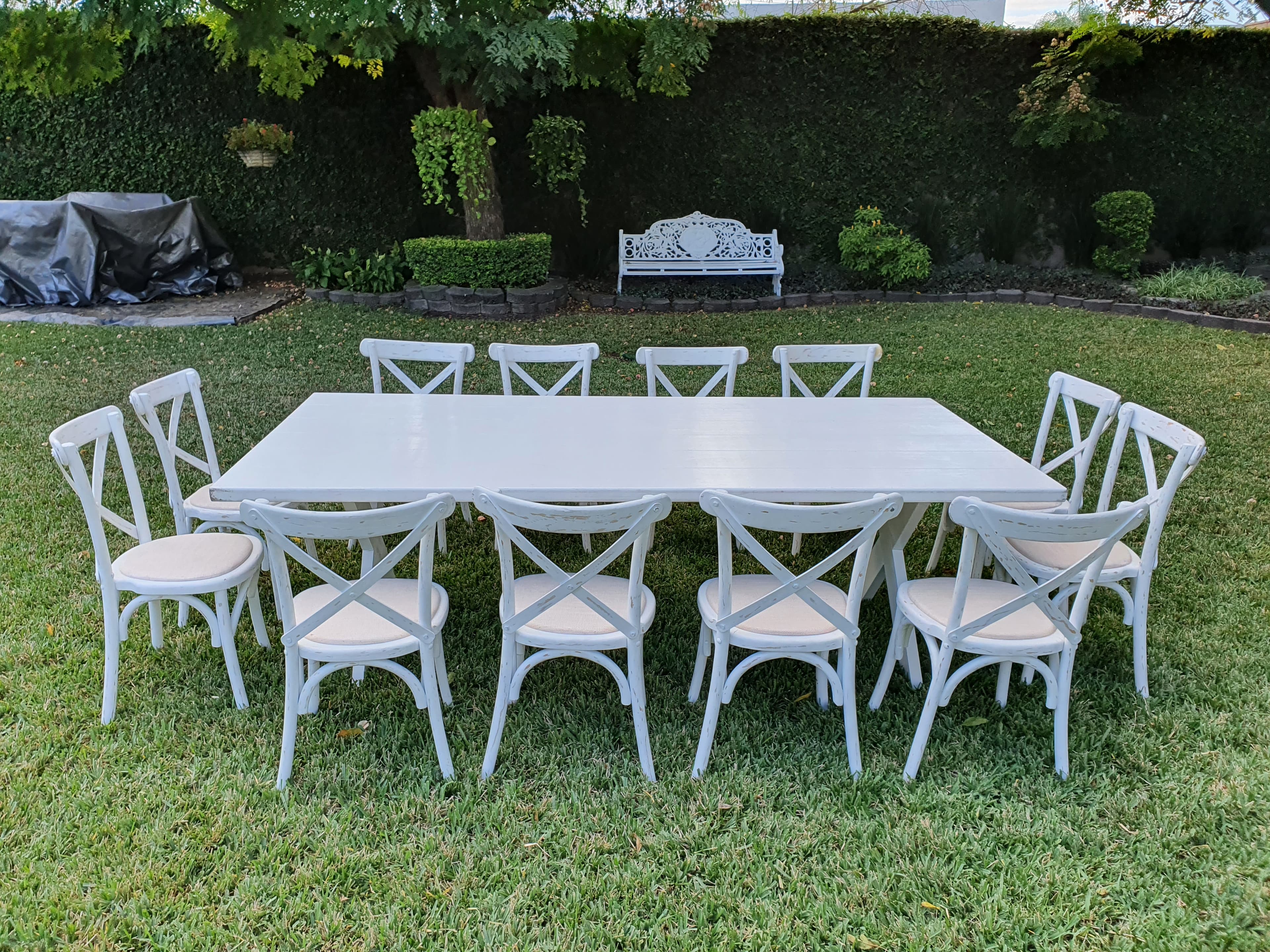 Mesa rectangular de madera blanca con silla crossback blanca renta en Monterrey