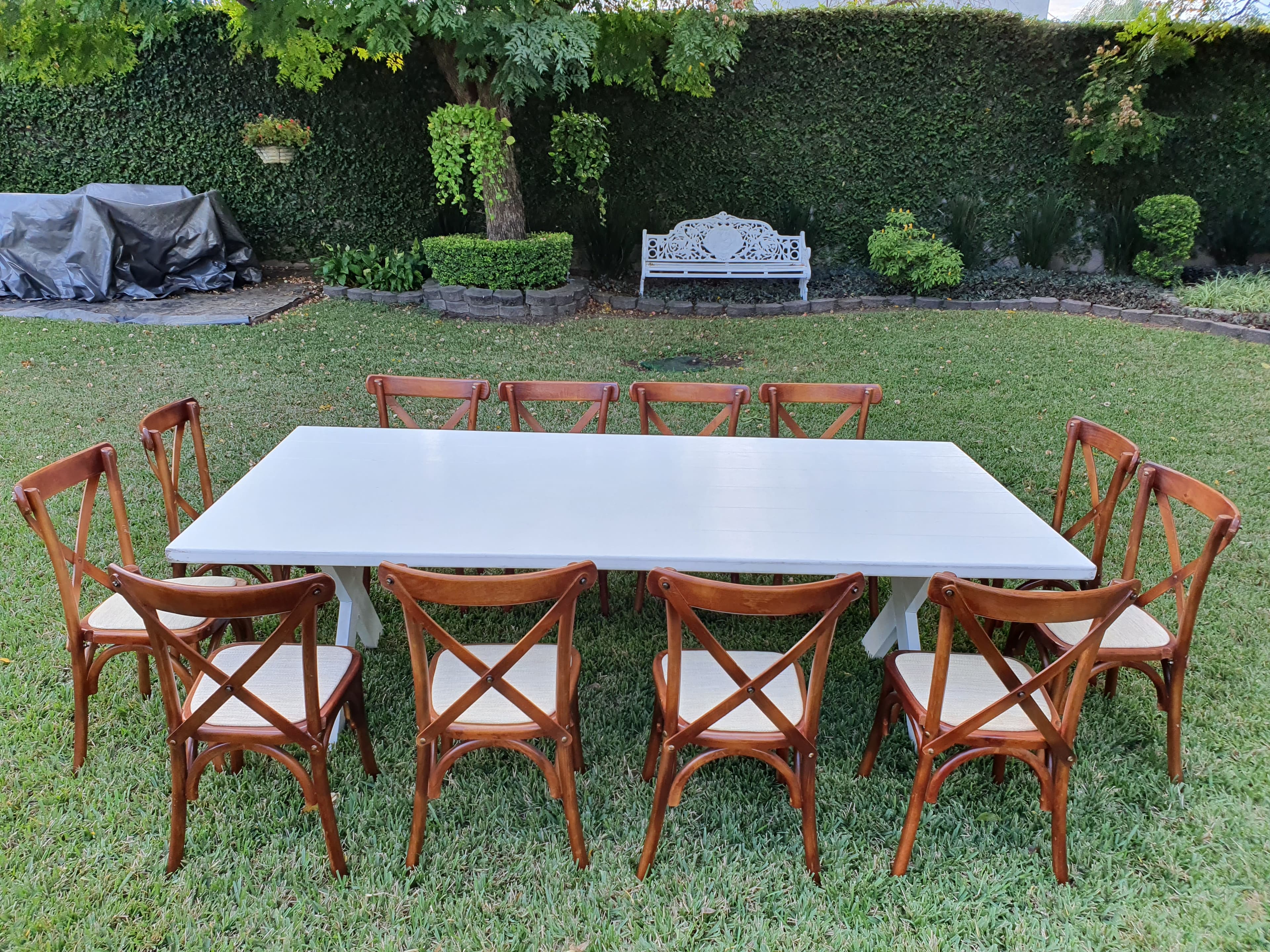 Mesa rectangular de madera blanca con silla crossback nogal renta en Monterrey