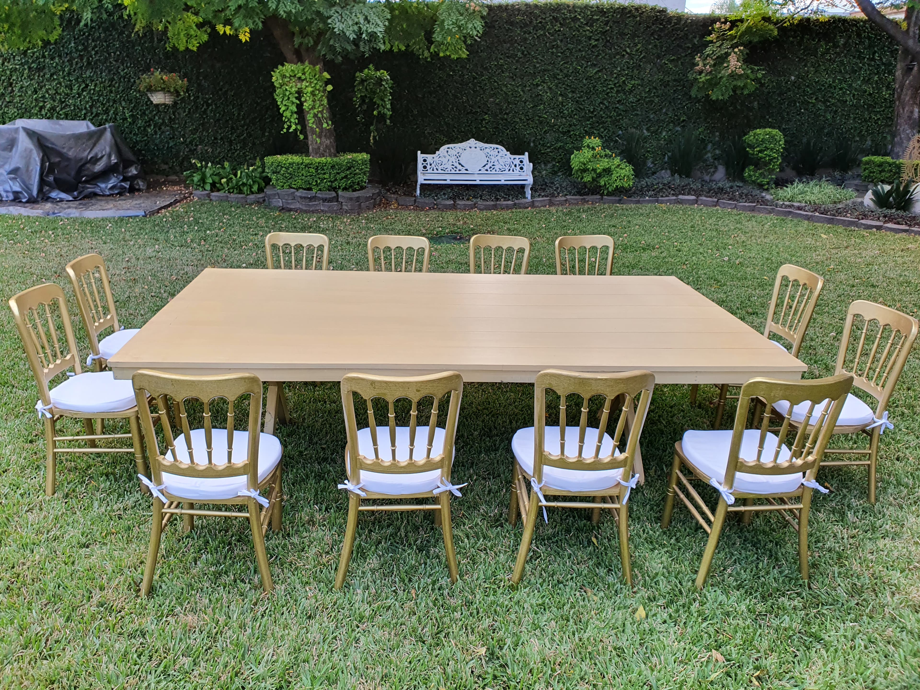 Mesa rectangular de madera con silla peineta dorada renta en Monterrey