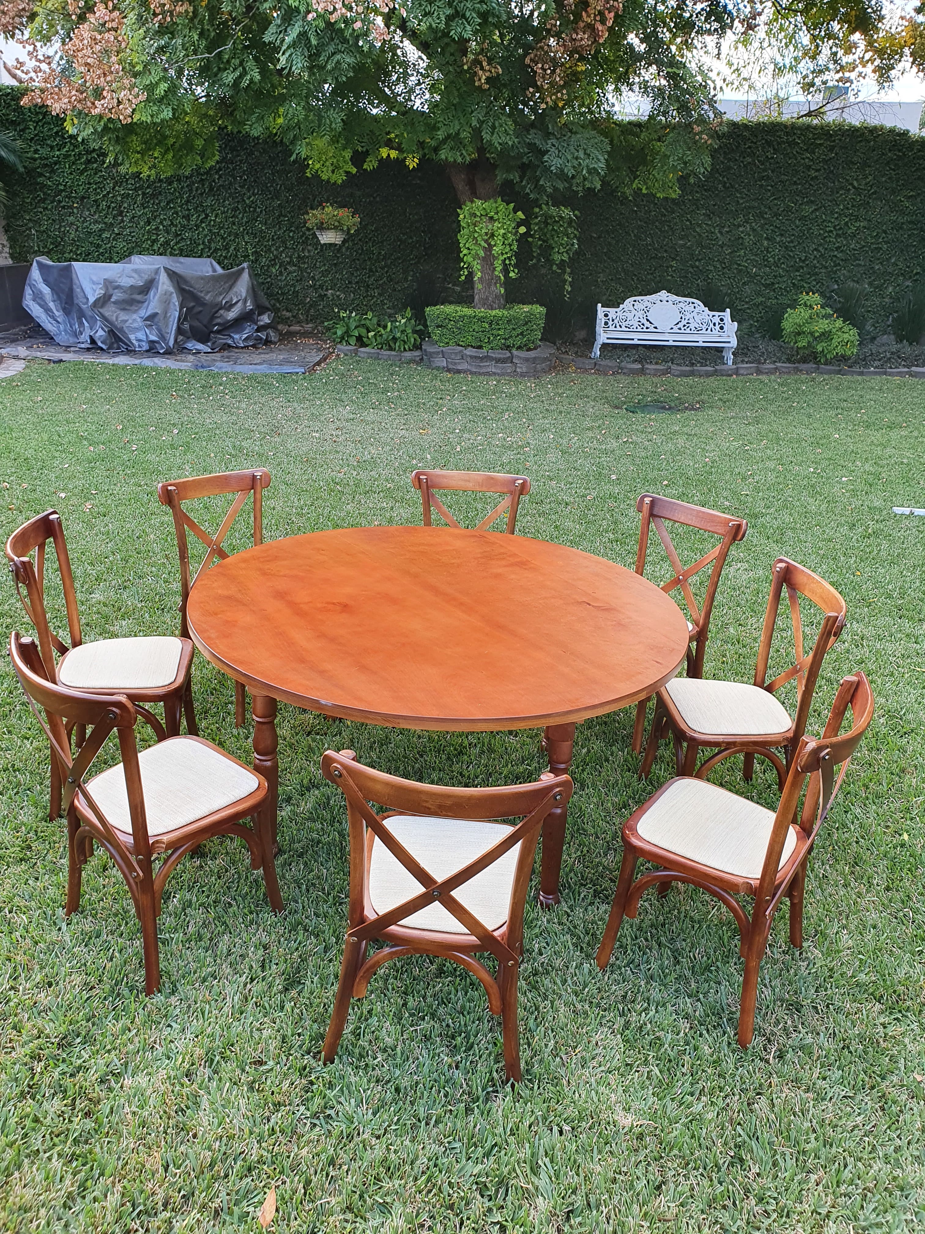 Mesa redonda de madera nogal con silla crossback nogal renta en Monterrey