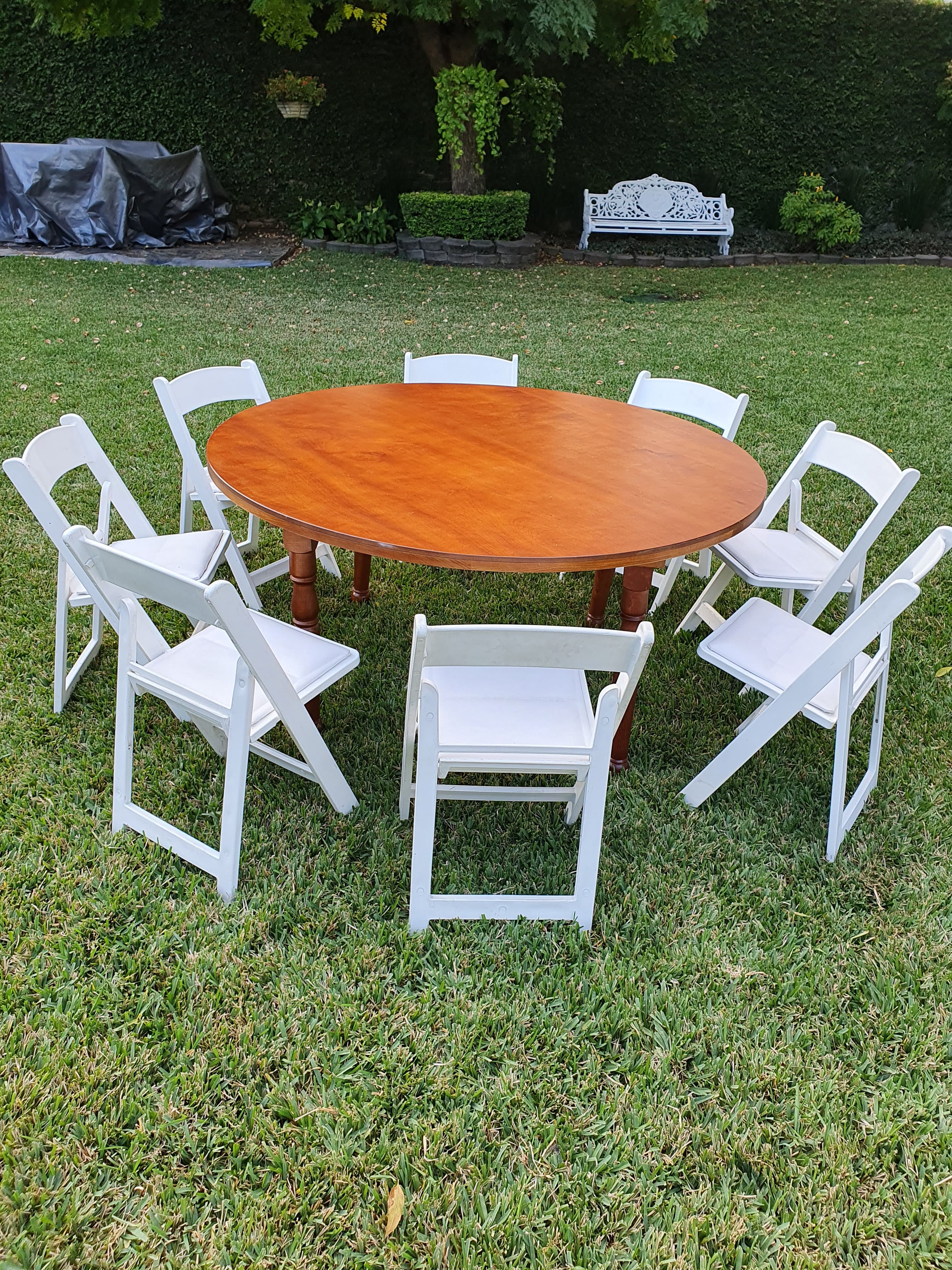 Mesa redonda de madera nogal con sillas avant renta en Monterrey