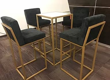 Mesas altas bar cuadradas de marmol blanco con bancos oro renta en Monterrey