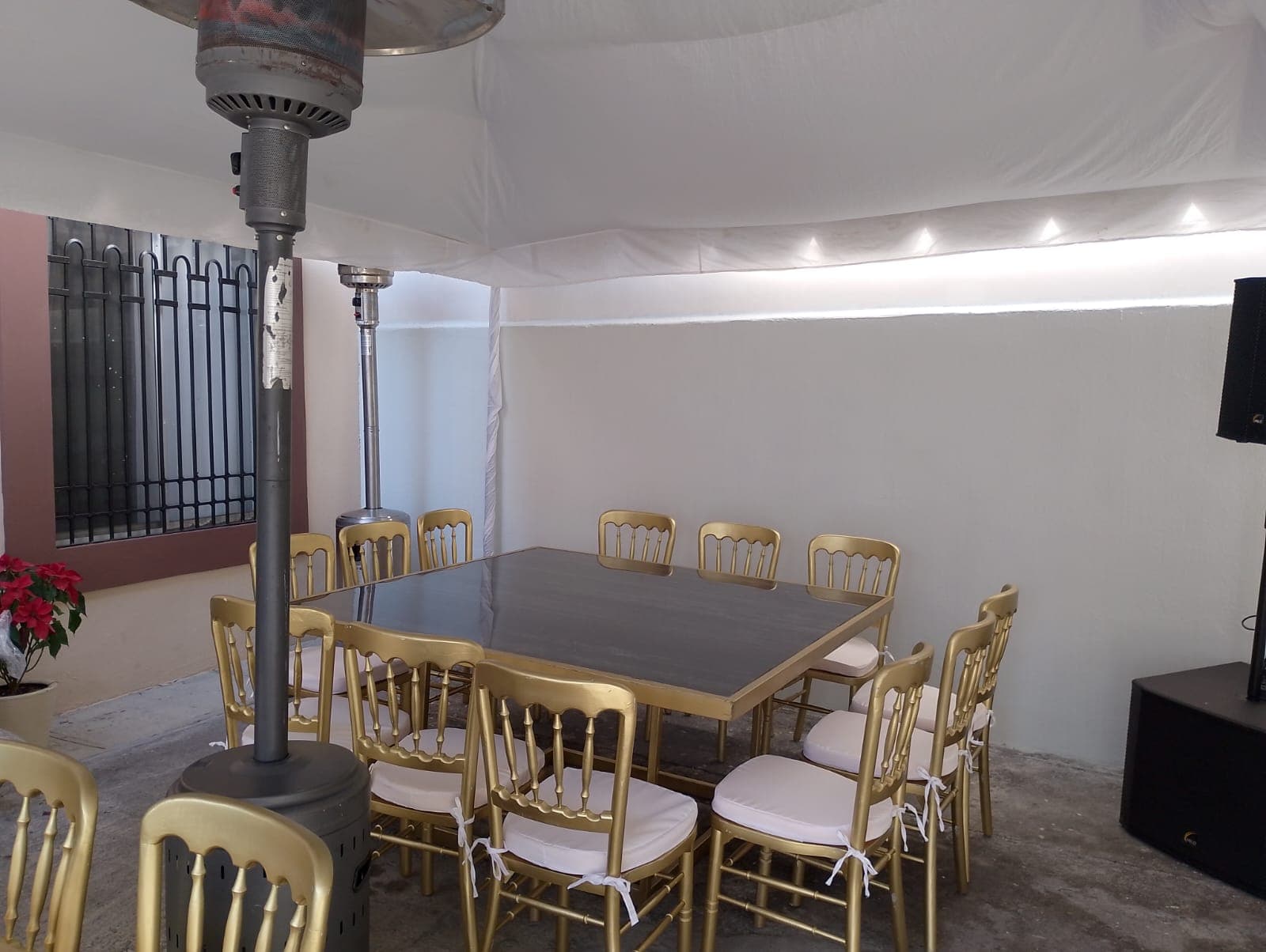 mesa marmol negra con silla peineta renta en Monterrey